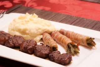 magyaros sertésszűz baconbe tekert ceruzababbal