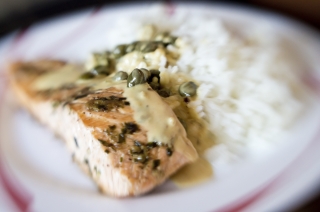 Fokhagymás lazacsteak tejszínes caprimártással